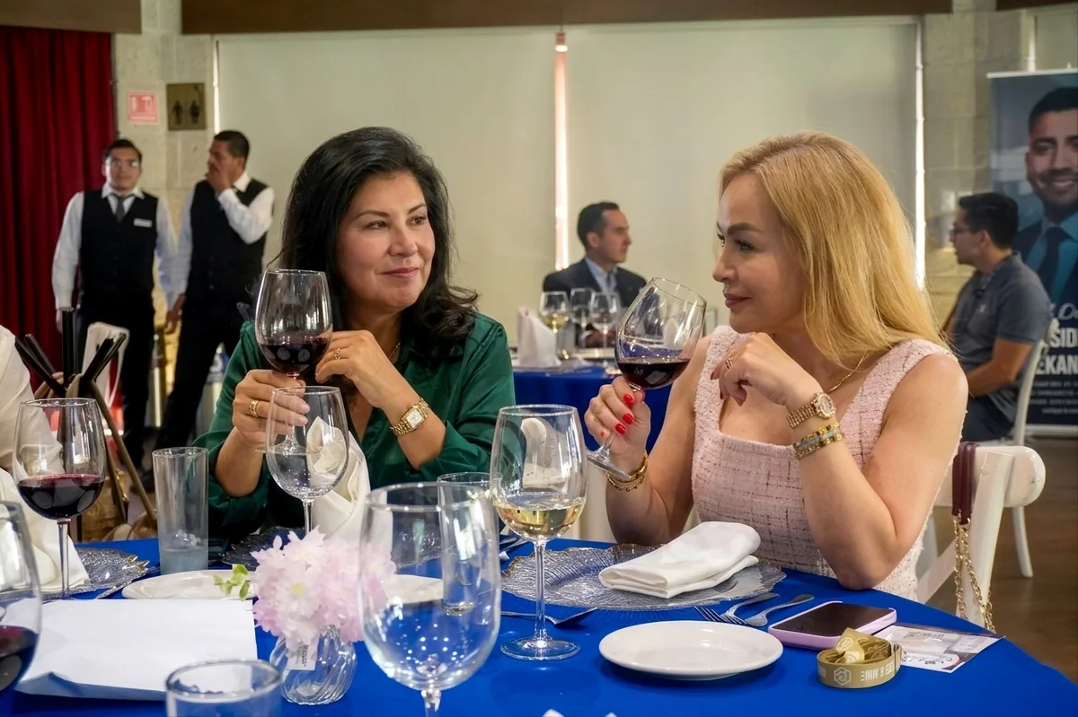 Dos empresarias conversando con copas de vino durante Meet & Wine