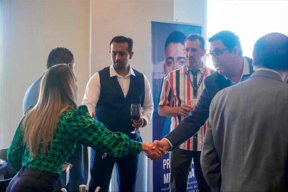 Participantes presentándose y saludándose durante un encuentro de Mekanexia
